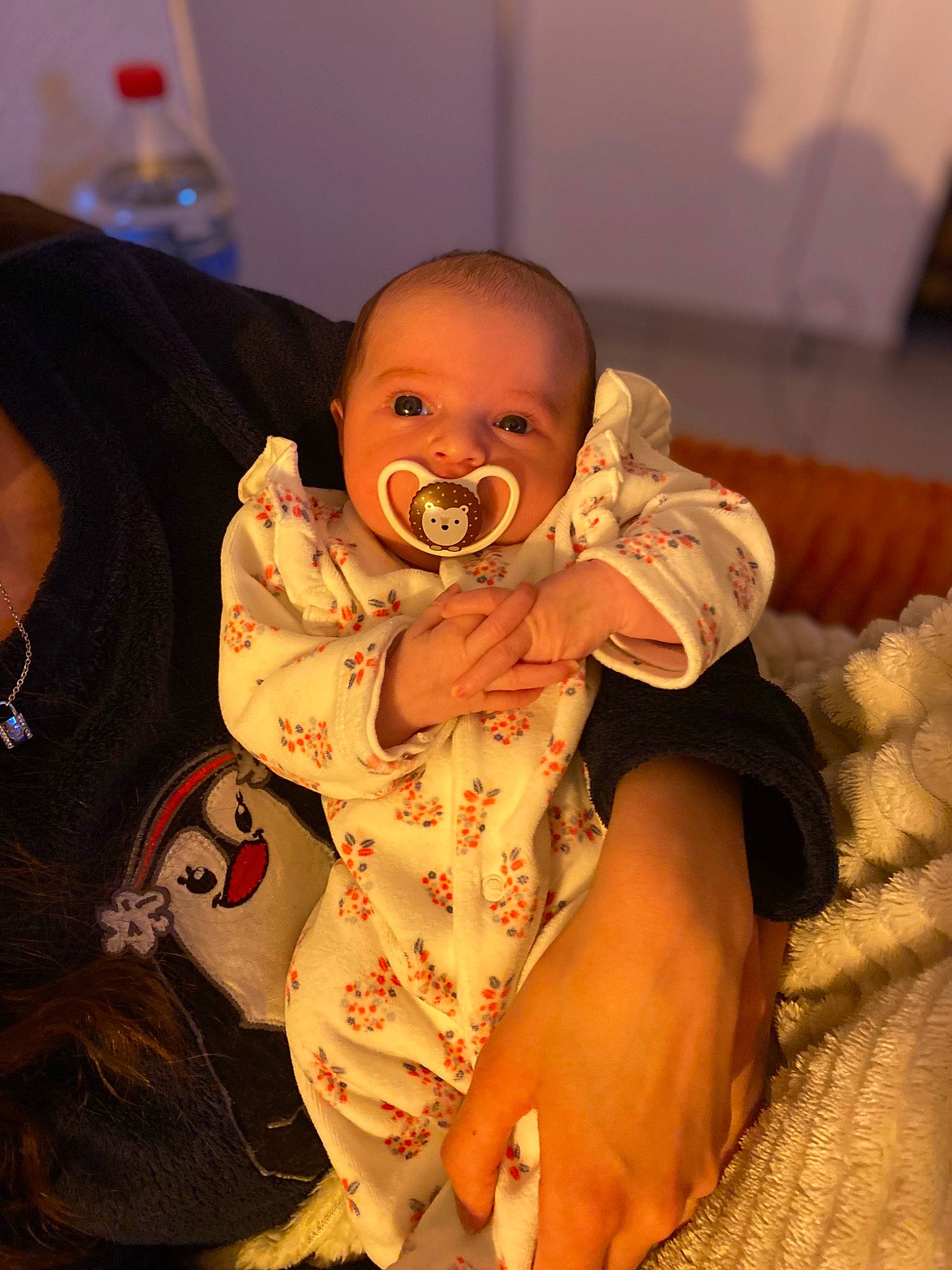 Inaya a rejoint le concours — aidez-le/la à gagner de superbes lots ! abdomen, baby, baby_toddler_clothing, cheek, comfort, event, eye, finger, fun, gesture, happy, head, human_body, iris, mouth, nose, person, skin, thumb, toddler