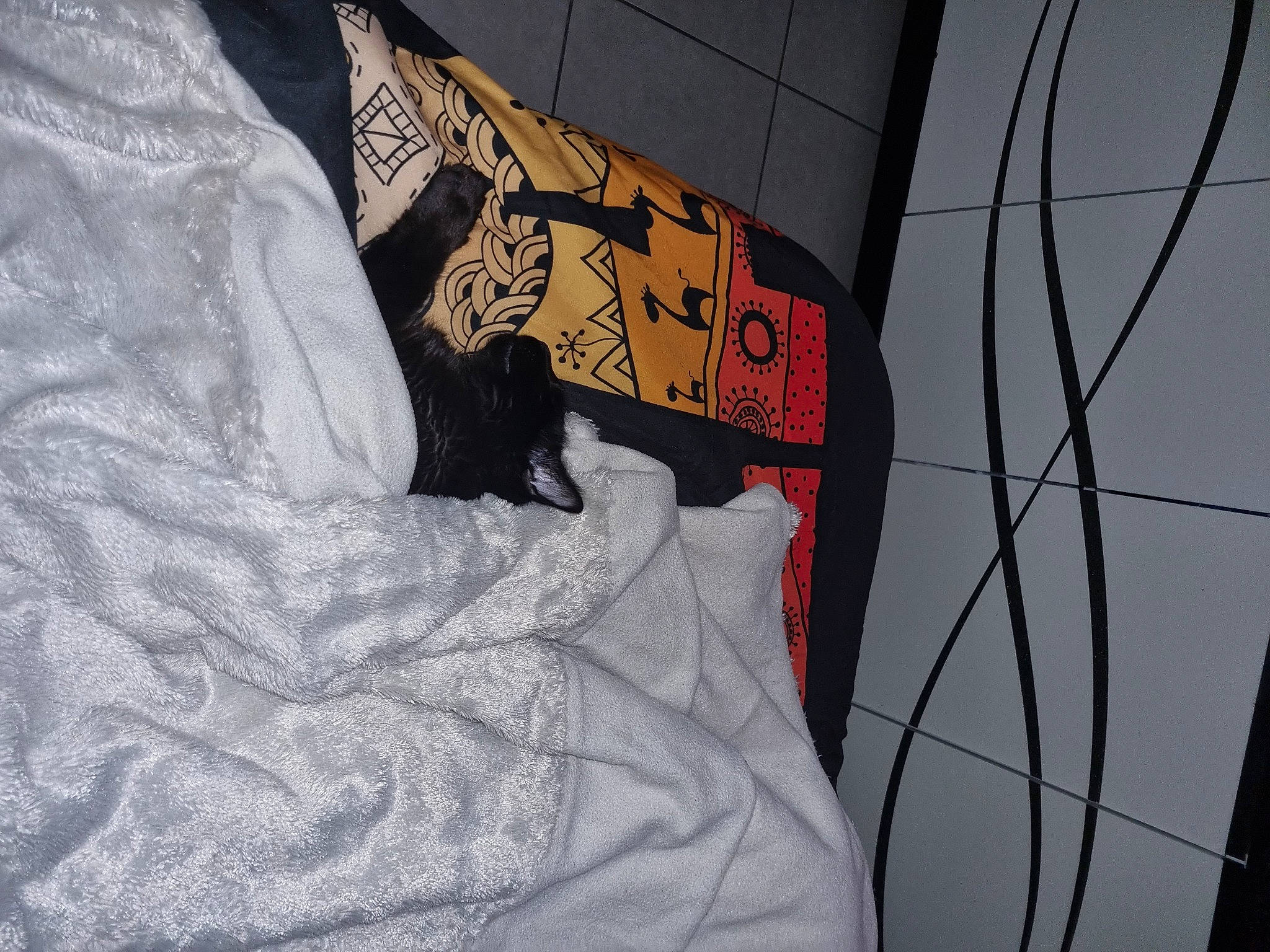 Oréa a rejoint le concours — aidez-le/la à gagner de superbes lots ! art, bed_sheet, bedding, bedroom, carmine, comfort, flooring, font, grey, human_leg, illustration, linens, pattern, room, shadow, sleeve, t_shirt, tints_and_shades, visual_arts, wire