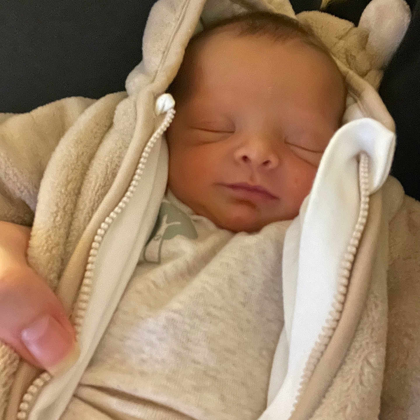 Khalifa participe au concours pour gagner de l'argent avec cette photo : baby, babywear, beige, child, closeup, clothing, cozy, cute, face, hand, hooded_onesie, indoors, infant, newborn, peaceful, portrait, sleeping, soft, warm, zipper
