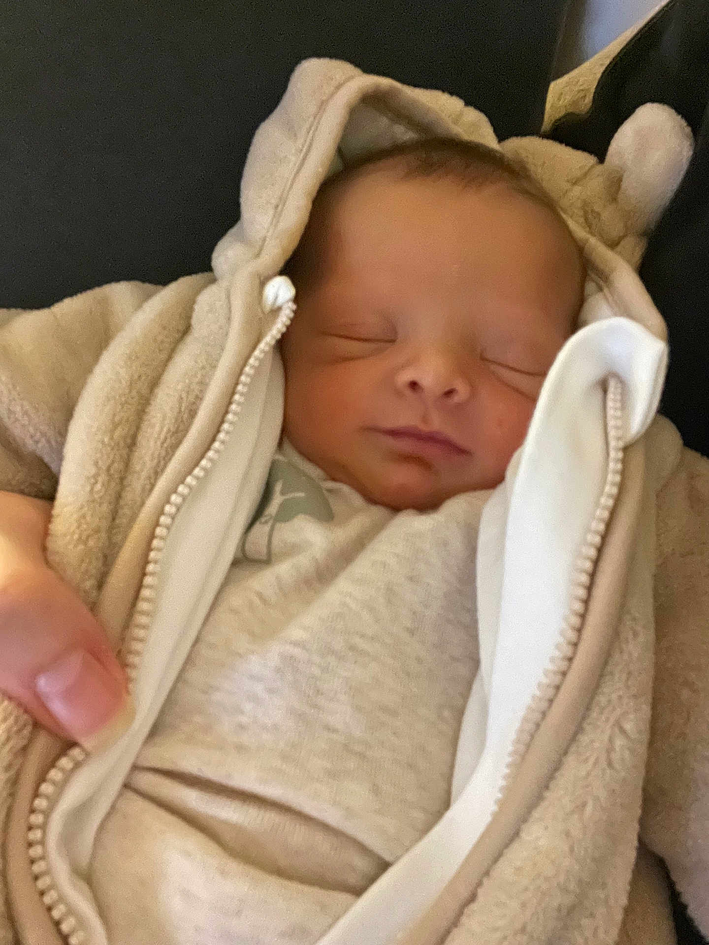 Khalifa participe au concours pour gagner de l'argent avec cette photo : newborn, baby, sleeping, hooded_onesie, beige, cozy, soft, cute, infant, child, clothing, zipper, hand, face, portrait, indoors, warm, peaceful, babywear, closeup