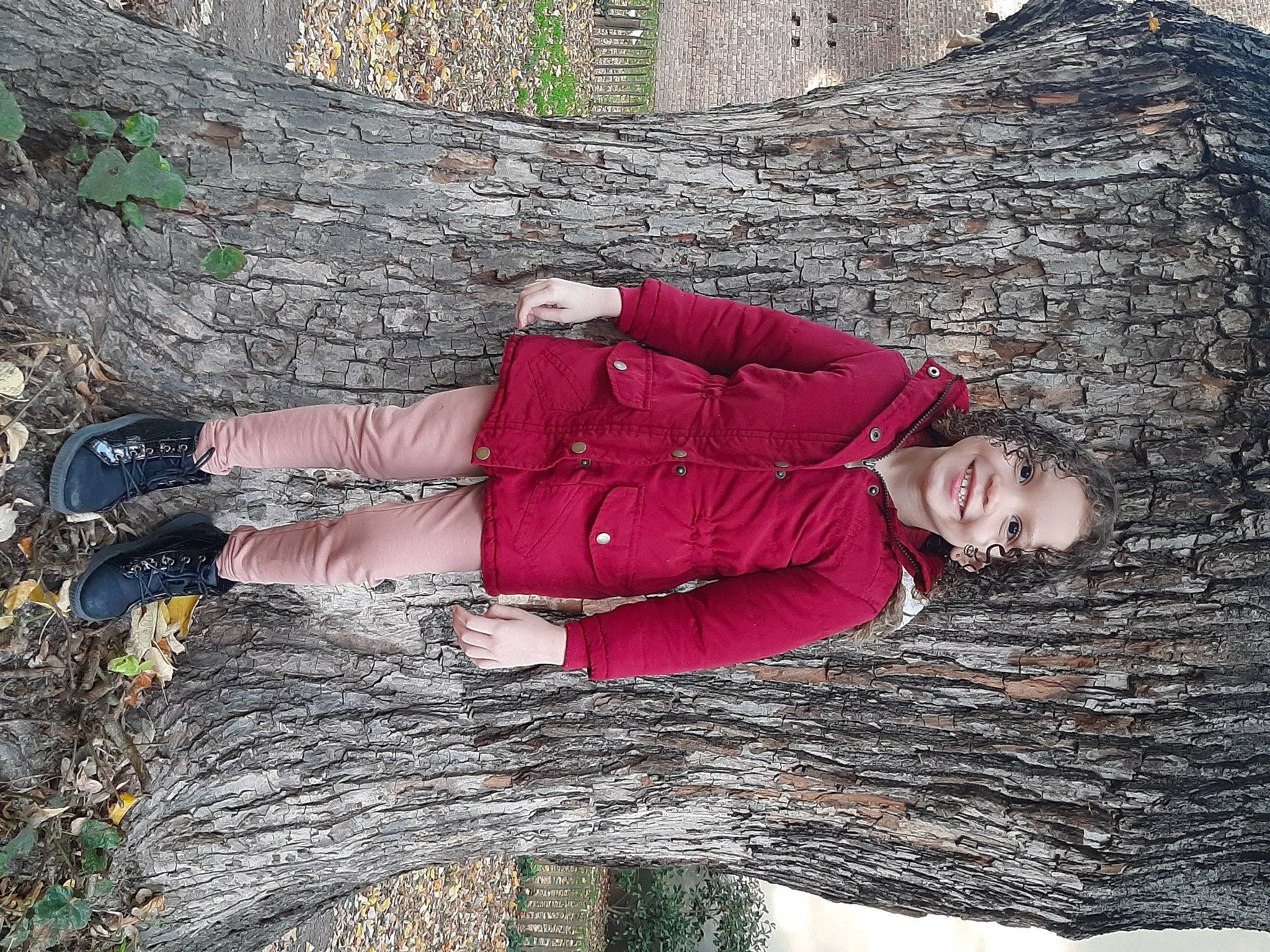 Elisa a rejoint le concours — aidez-le/la à gagner de superbes lots ! boot, branch, forest, fun, grass, happy, human_leg, joy, leaf, leisure, nature, people_in_nature, person, plant, sitting, spring, thigh, tree, trunk, winter