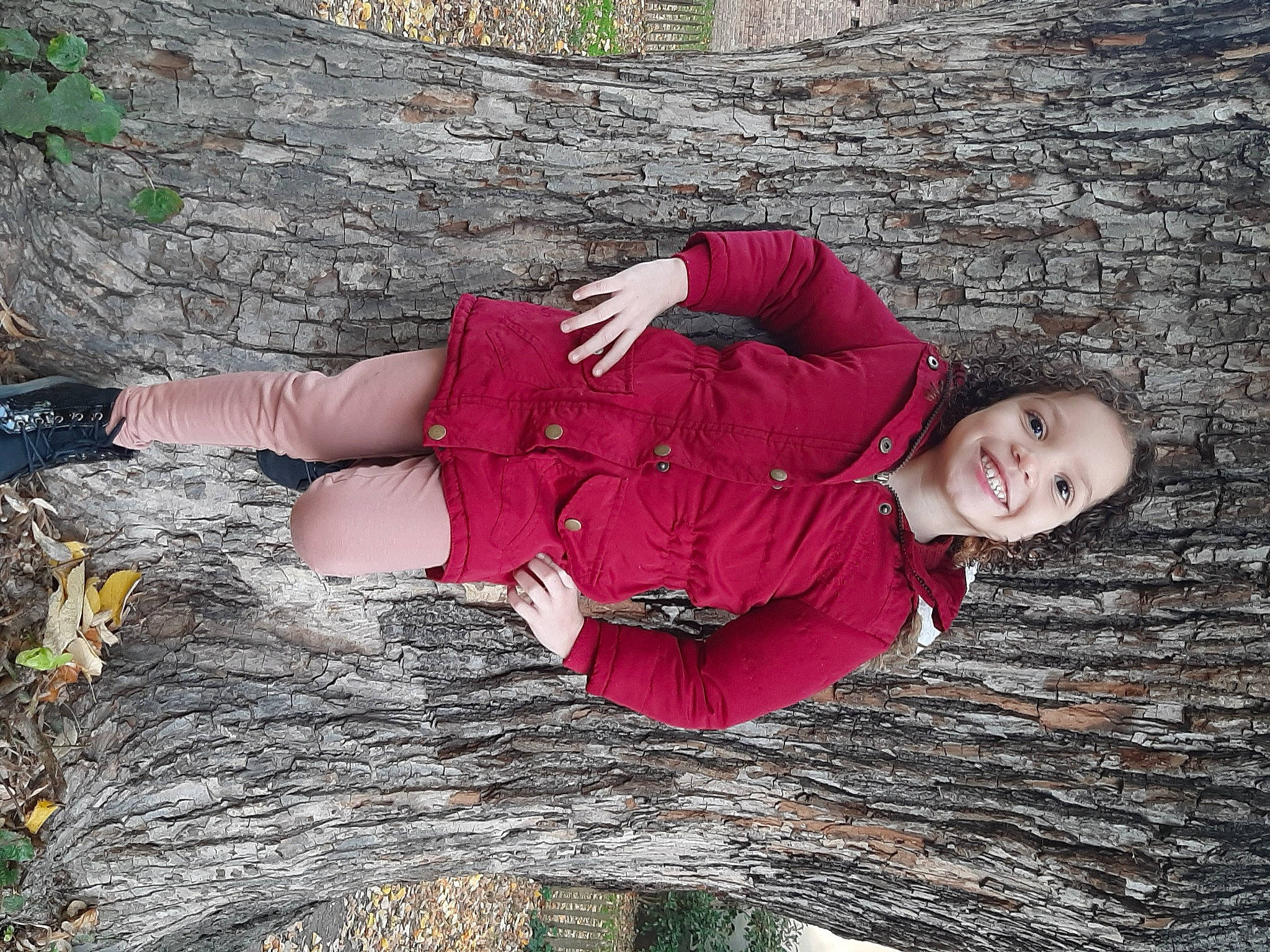 Elisa participe au concours pour gagner de l'argent avec cette photo : carmine, fun, grass, happy, human_leg, joint, joy, leisure, pattern, people_in_nature, person, plant, sitting, smile, textile, thigh, tree, trunk, wall, wood