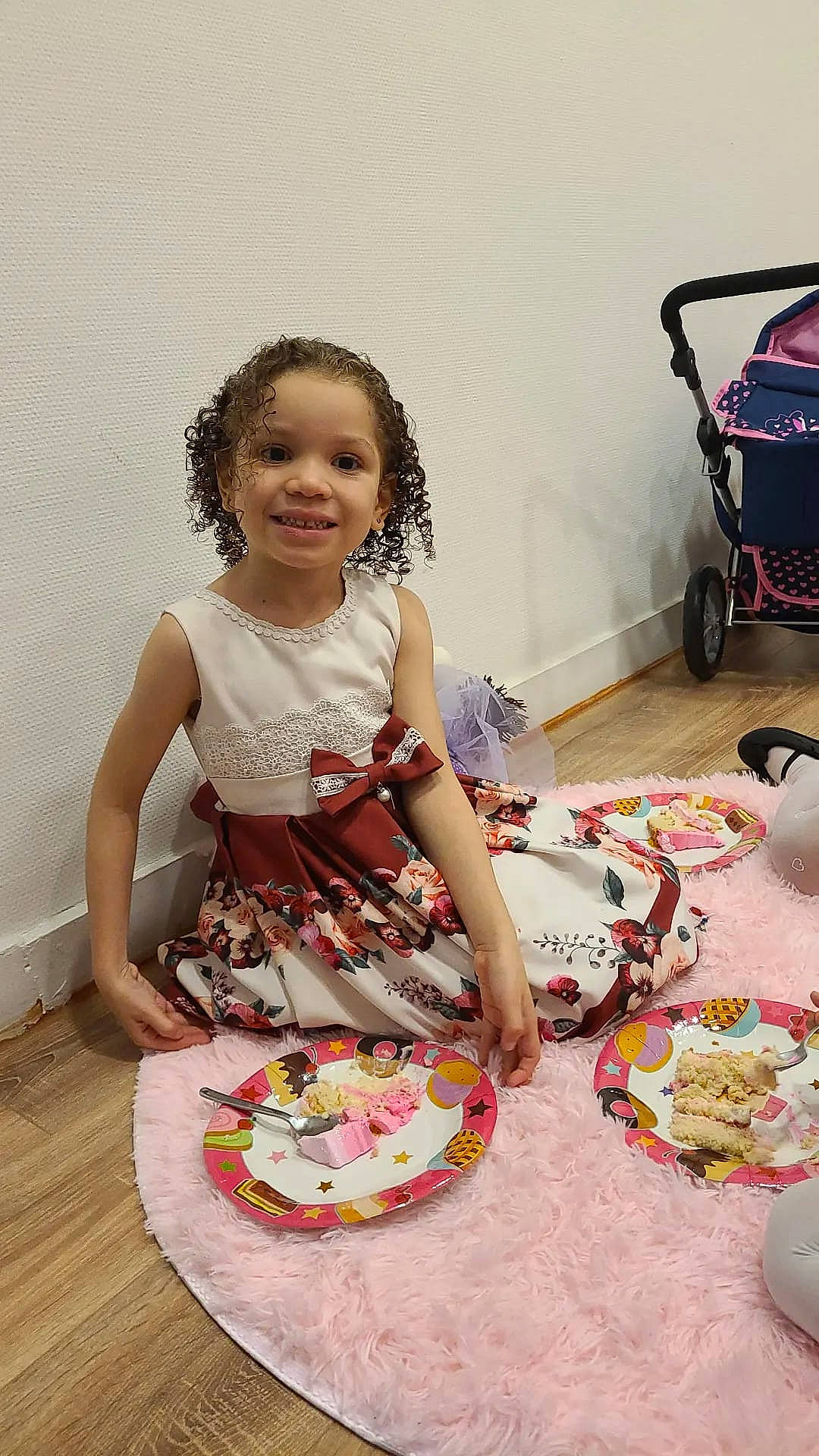 Elisa a rejoint le concours — aidez-le/la à gagner de superbes lots ! baking, beauty, birthday, cake_decorating, cart, child, dress, event, fashion_design, flooring, fun, happy, joy, party_supply, person, pink, play, shorts, sitting, smile