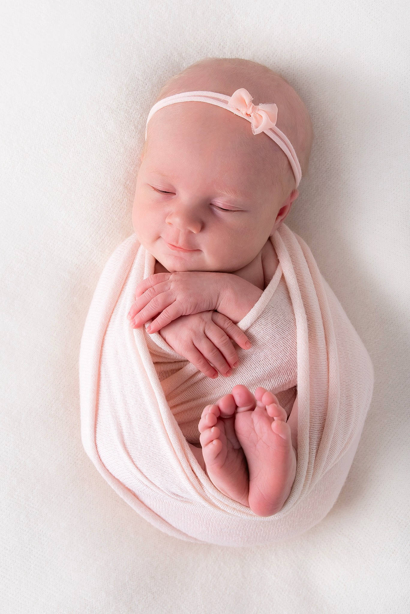 Léonïe a rejoint le concours — aidez-le/la à gagner de superbes lots ! baby, baby_toddler_clothing, cap, cheek, chin, dress, eye, eyebrow, face, finger, gesture, happy, human_body, lip, mouth, neck, nose, outerwear, person, sleeve