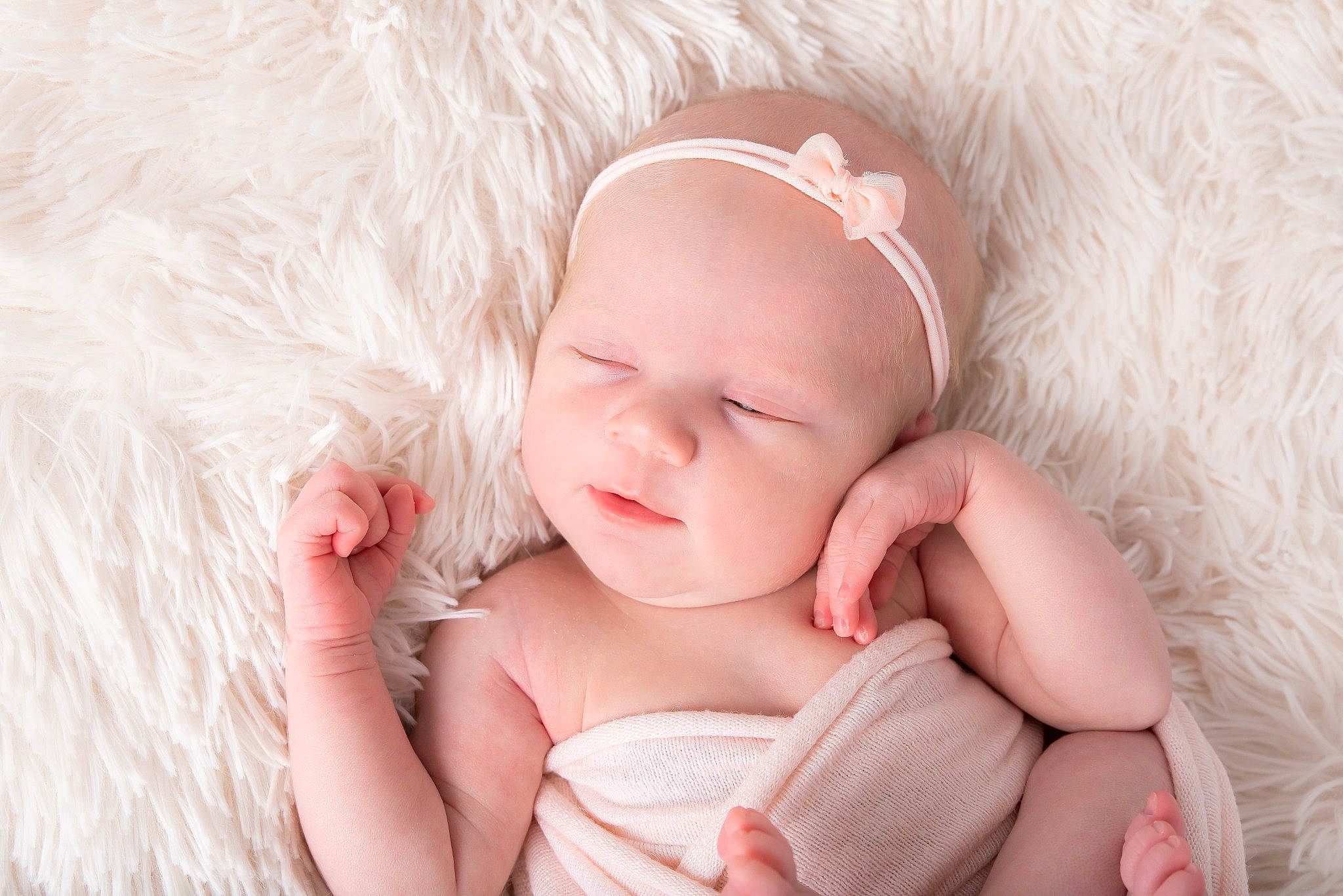 Léonïe participe au concours pour gagner de l'argent avec cette photo : baby, baby_sleeping, baby_toddler_clothing, cheek, child, comfort, ear, eye, finger, gesture, happy, headgear, iris, lip, nail, person, pink, skin, textile, toddler