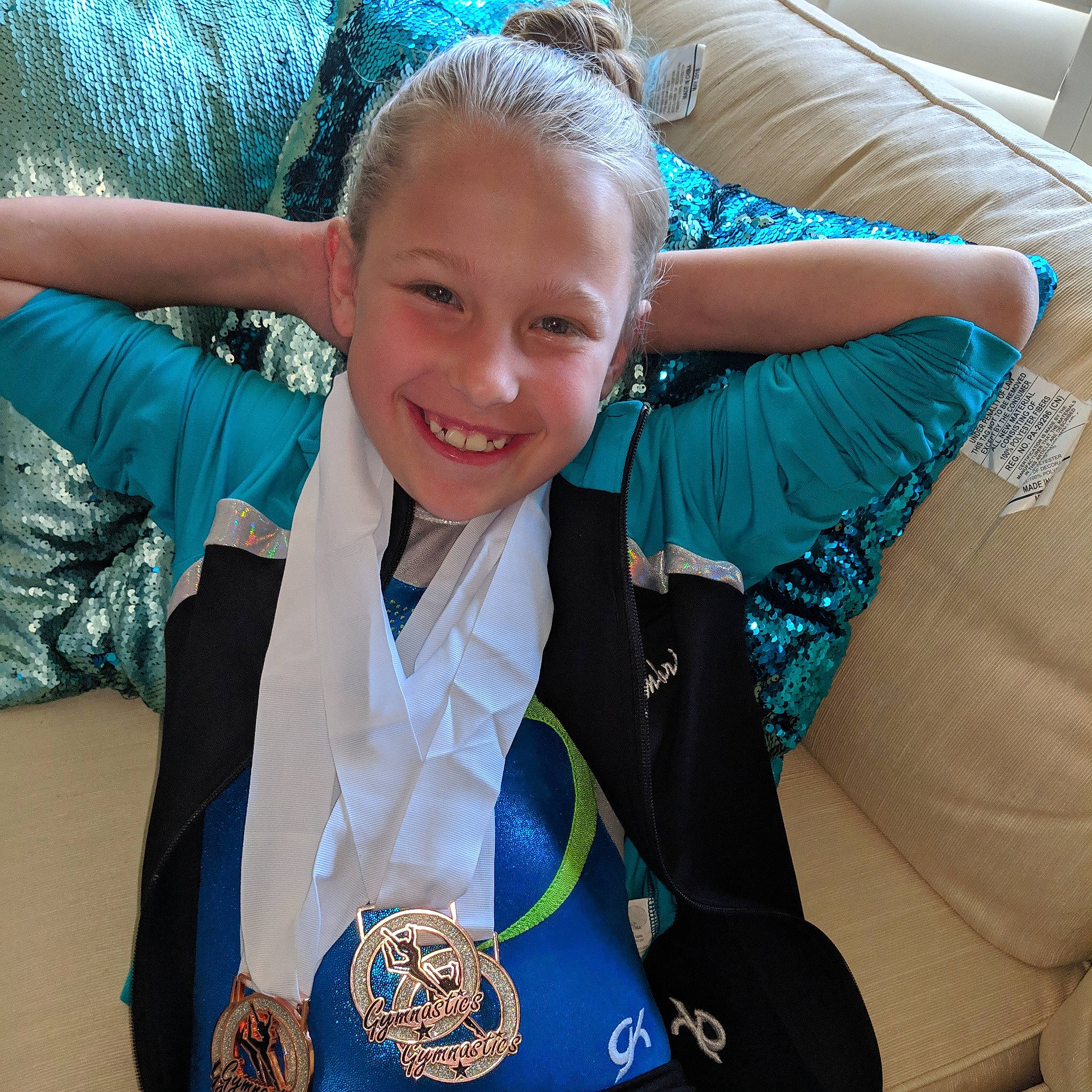 Kaymbria is registered to the contest to win money with this photo: arm, blond, blue, child, fashion_accessory, happy, jacket, joy, outerwear, person, scarf, smile, t_shirt, turquoise