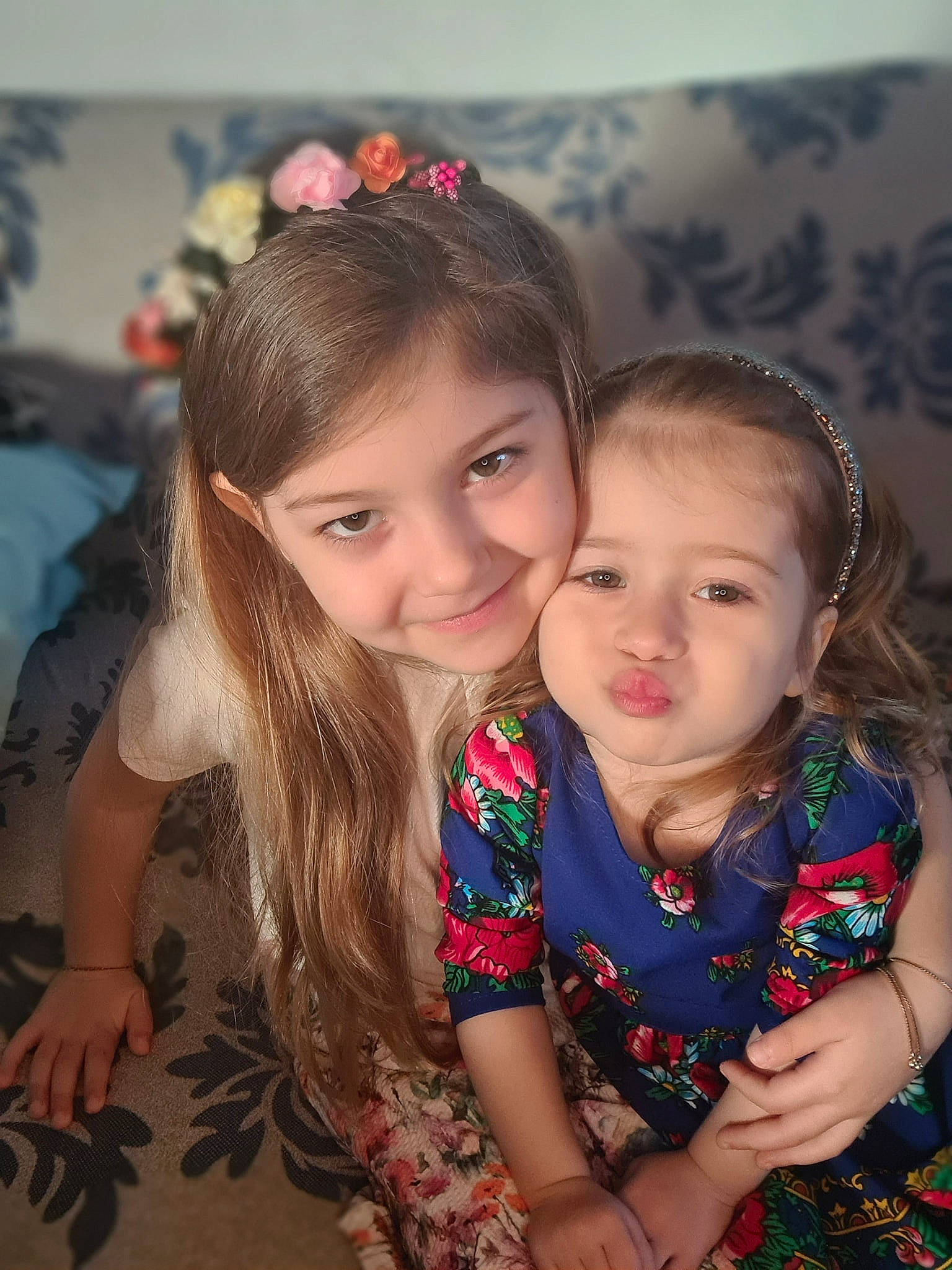 Anays is registered to the contest to win money with this photo: brown_hair, child, event, fashion_accessory, flash_photography, fun, grass, hand, happy, headpiece, iris, jewellery, joy, necklace, party, pattern, person, sitting, skin, smile