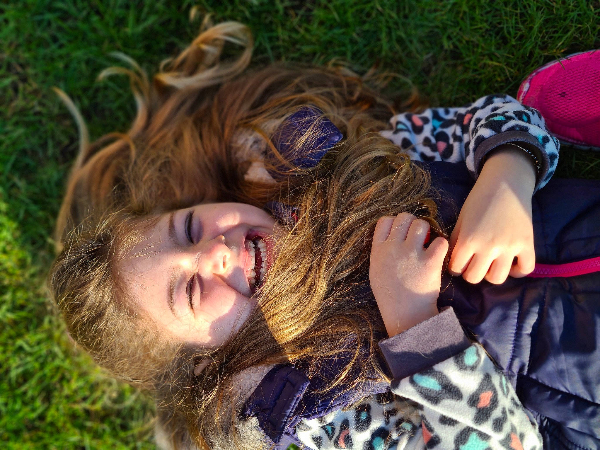 Anays is registered to the contest to win money with this photo: beauty, cool, eyewear, fawn, friendship, fun, grass, happy, joy, leaf, leisure, lip, pattern, people_in_nature, person, plant, smile, summer, sunlight, textile