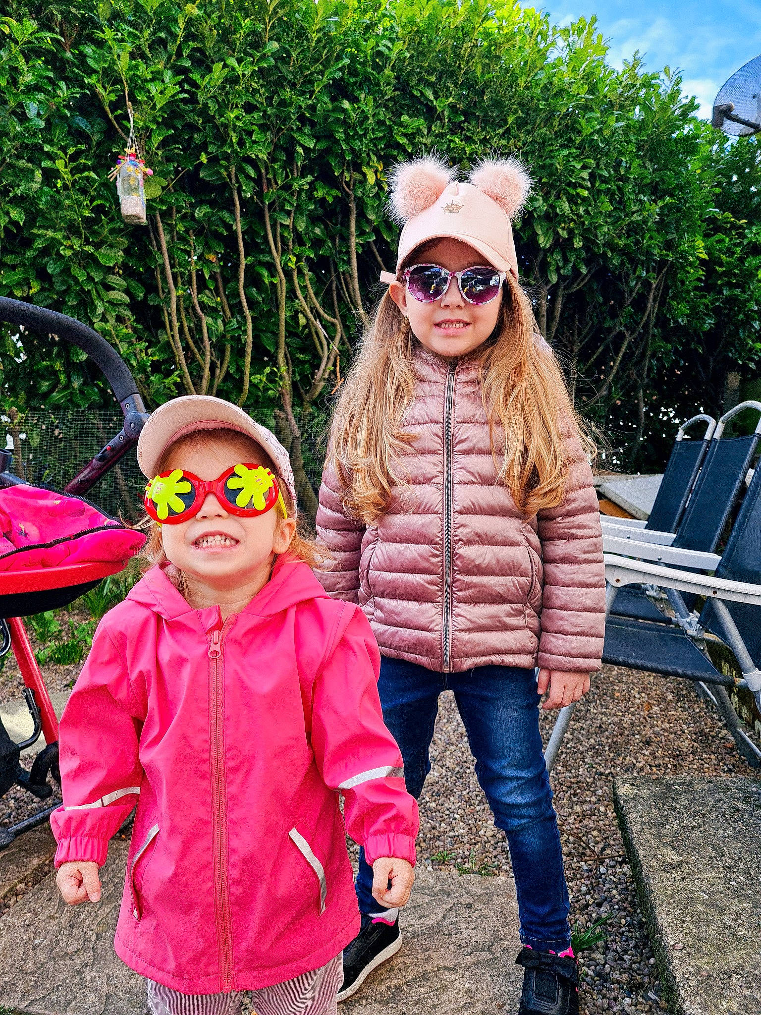 Anays is registered to the contest to win money with this photo: botany, cool, eyewear, fun, goggles, grass, happy, headwear, jeans, leaf, leisure, people_in_nature, person, pink, plant, recreation, smile, sunglasses, toddler, travel