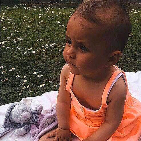 Layana a rejoint le concours — aidez-le/la à gagner de superbes lots ! adaptation, child, ear, eye, face, hand, happy, head, human, nose, person, plant, play, sitting, smile, summer, toddler, vacation, water