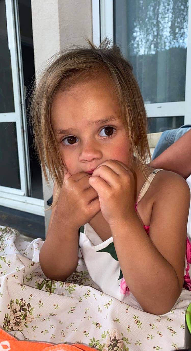 Layana a rejoint le concours — aidez-le/la à gagner de superbes lots ! chair, cheek, eyebrow, eyelash, face, finger, gesture, hair, happy, iris, lip, mouth, nose, person, skin, smile, table, tableware, thumb, toddler