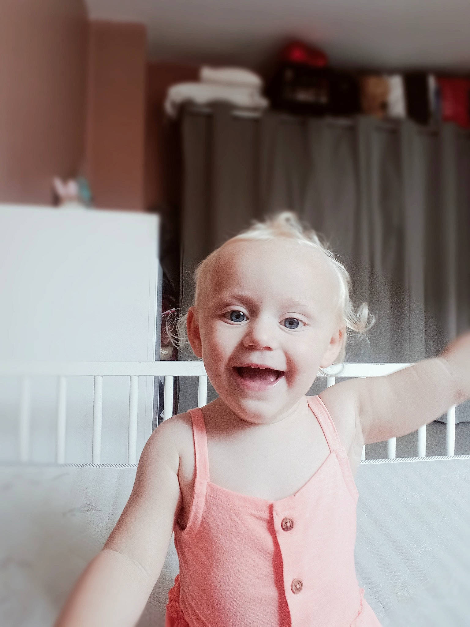 Késsïa participe au concours pour gagner de l'argent avec cette photo : arm, baby, baby_toddler_clothing, cheek, chin, eye, eyebrow, eyelash, gesture, hand, happy, iris, joint, joy, lip, person, shoulder, skin, sleeve, smile