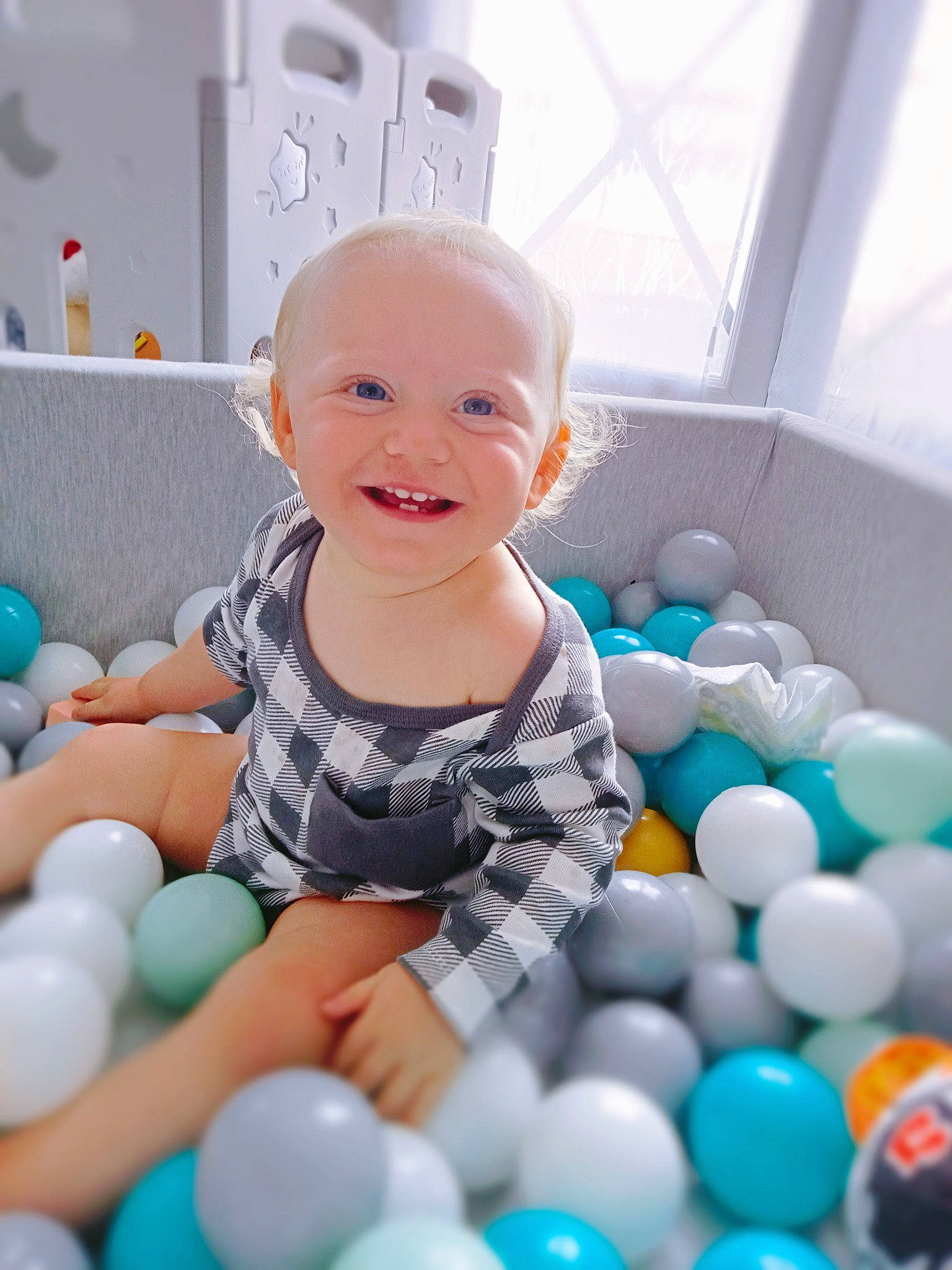 Késsïa participe au concours pour gagner de l'argent avec cette photo : baby_playing_with_toys, ball, ball_pit, child, electric_blue, event, fun, happy, joy, leisure, party, person, photograph, play, product, recreation, smile, snapshot, toddler, toy