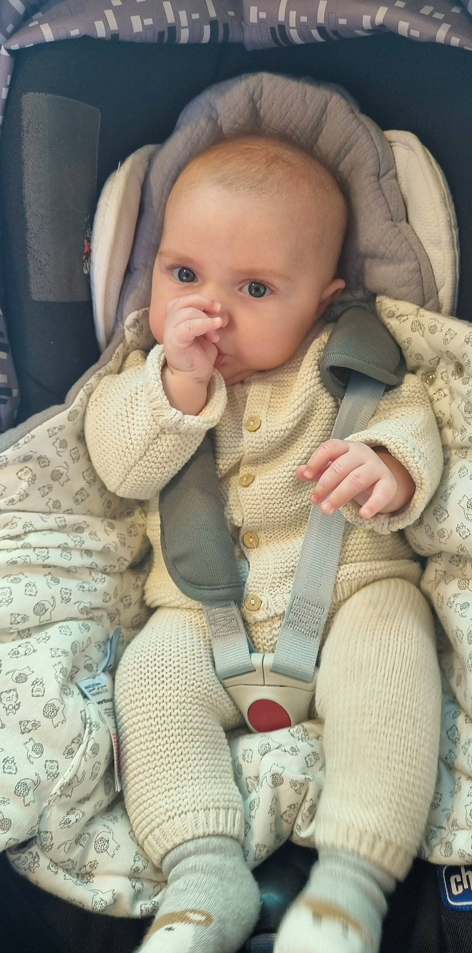 Maël participe au concours pour gagner de l'argent avec cette photo : baby, baby_carriage, baby_toddler_clothing, cheek, child, collar, comfort, eye, face, finger, gesture, head, iris, linens, nose, pattern, person, skin, sleeve, textile