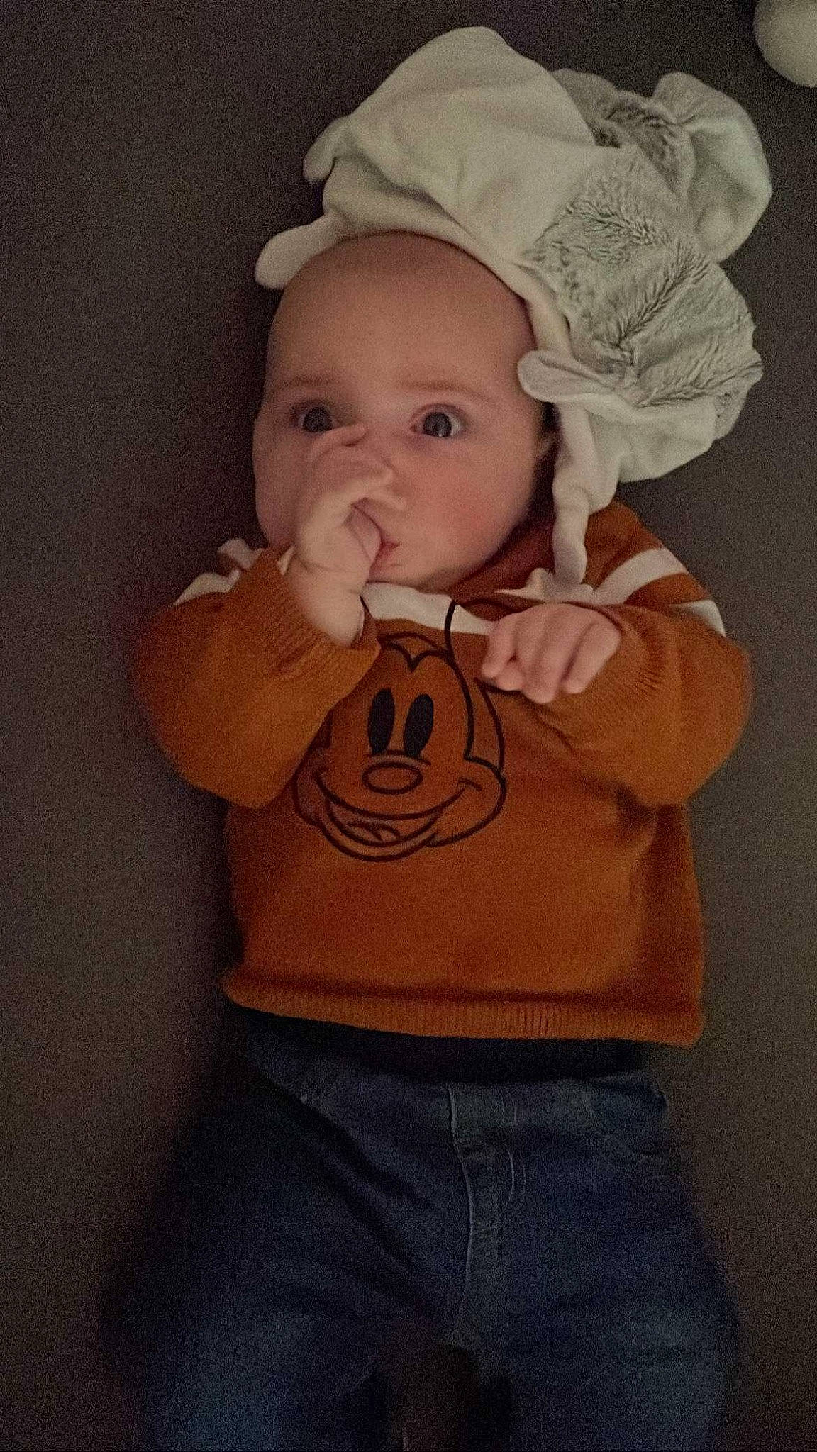 Maël participe au concours pour gagner de l'argent avec cette photo : arm, baby, baby_toddler_clothing, cheek, eye, face, hand, happy, head, headgear, human_body, iris, lip, mouth, nose, person, skin, sleeve, stomach, t_shirt