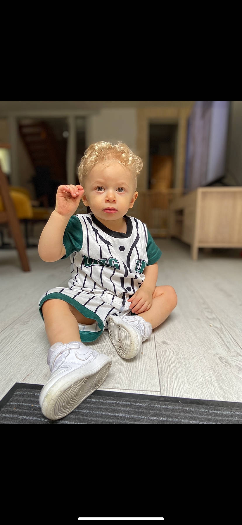 Manoé a rejoint le concours — aidez-le/la à gagner de superbes lots ! baby, baby_toddler_clothing, flash_photography, floor, flooring, foot, fun, hairstyle, happy, hat, human_leg, knee, leisure, person, sneakers, sock, sportswear, t_shirt, thigh, toddler