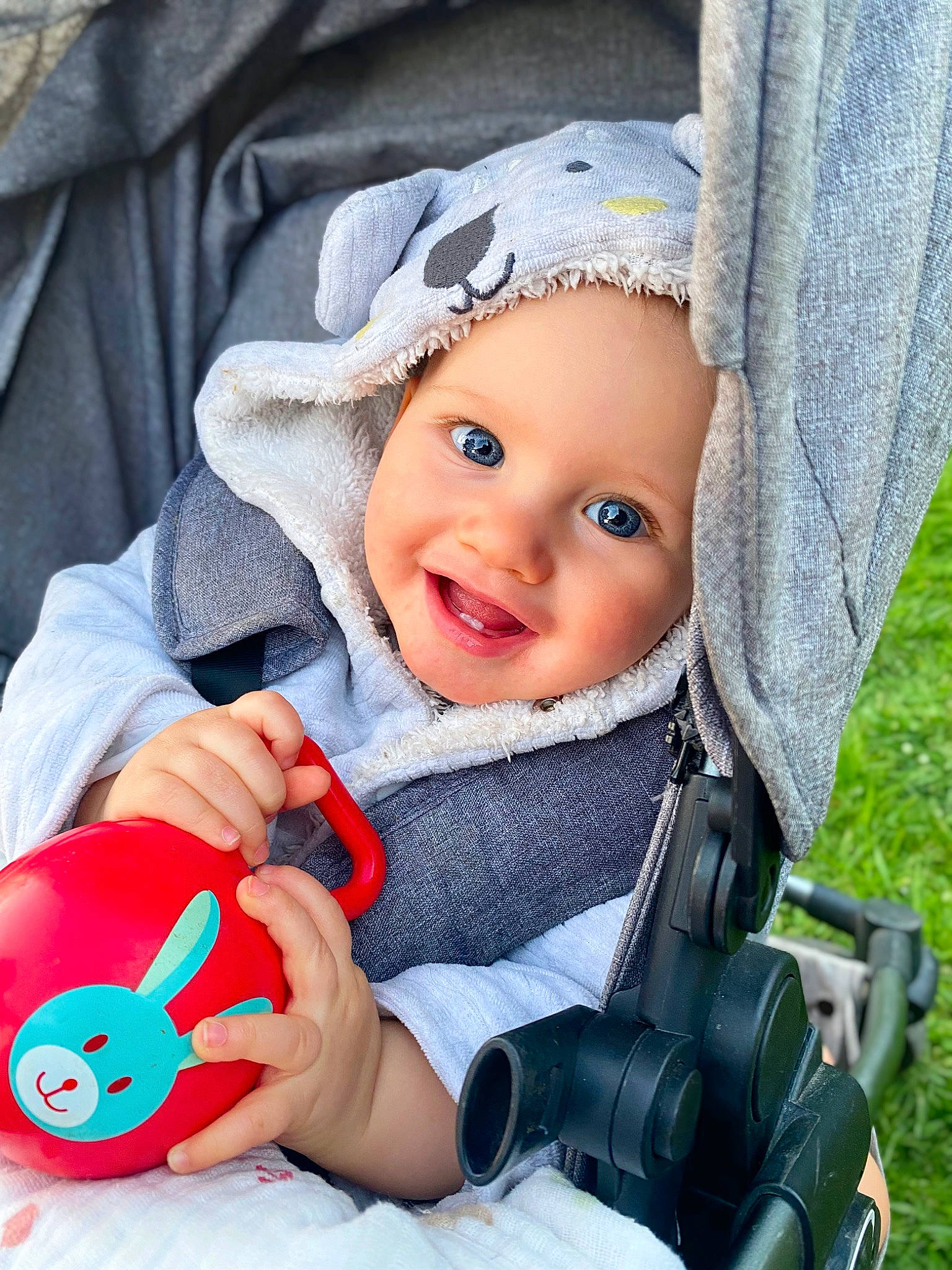 Loïs a rejoint le concours — aidez-le/la à gagner de superbes lots ! azure, baby, baby_toddler_clothing, beauty, child, comfort, electric_blue, eye, finger, hand, happy, headgear, headwear, joy, outerwear, person, photograph, product, skin, smile