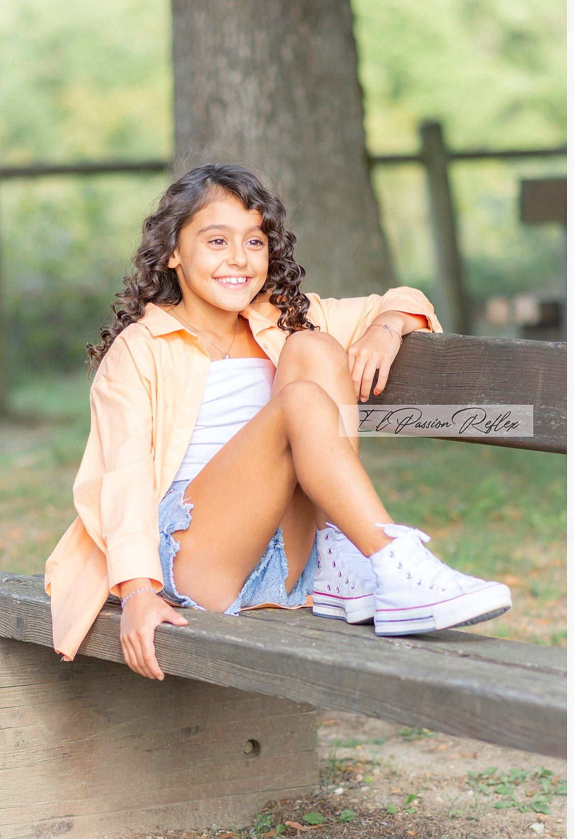 Kim a rejoint le concours — aidez-le/la à gagner de superbes lots ! black_hair, brown_hair, flash_photography, foot, grass, happy, human_leg, joy, knee, leg, leisure, long_hair, people_in_nature, person, sandal, sitting, smile, sneakers, thigh, tree