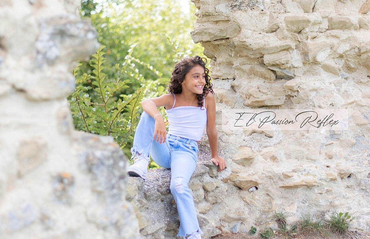 Kim participe au concours pour gagner de l'argent avec cette photo : azure, bedrock, blond, flash_photography, formation, fun, geology, grass, happy, joy, landscape, leisure, nature, outcrop, people_in_nature, person, plant, recreation, travel, trunk