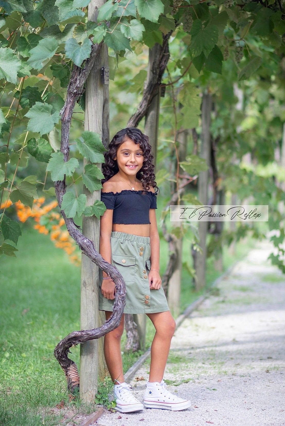 Kim a rejoint le concours — aidez-le/la à gagner de superbes lots ! branch, fawn, forest, fun, grass, happy, human_leg, joy, leisure, long_hair, people_in_nature, person, plant, recreation, sandal, smile, thigh, tree, trunk, waist