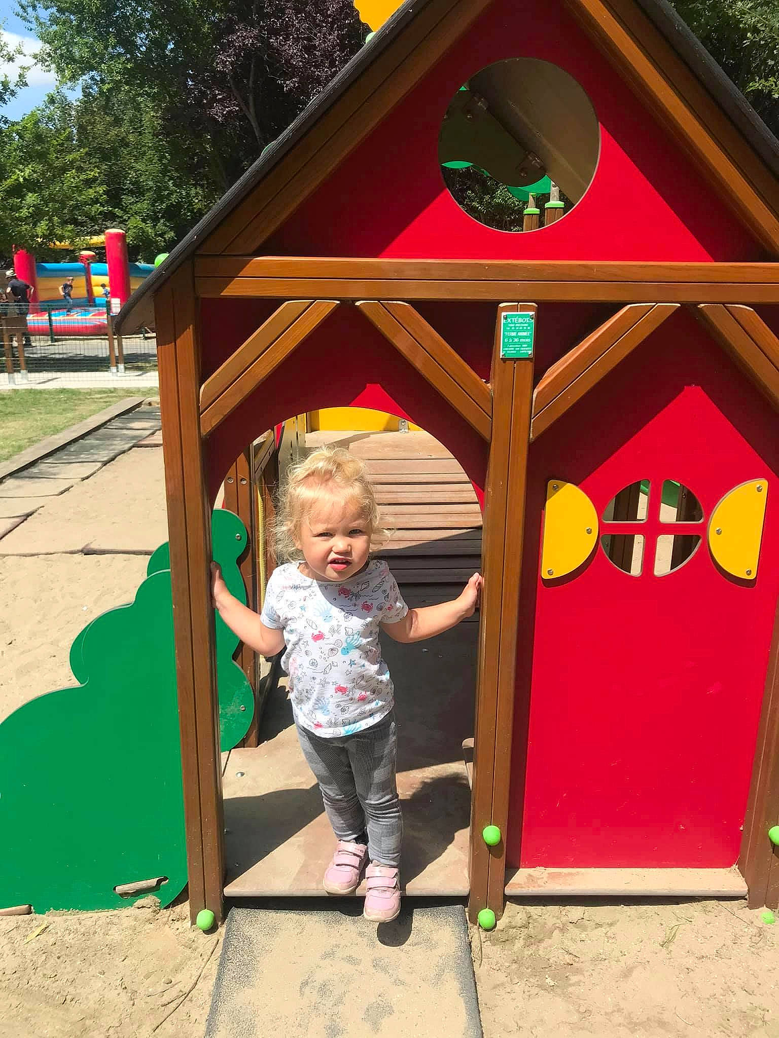 Maëva a rejoint le concours — aidez-le/la à gagner de superbes lots ! leisure, outdoor_play_equipment, person, play, playground, playhouse, playset, public_space, recreation