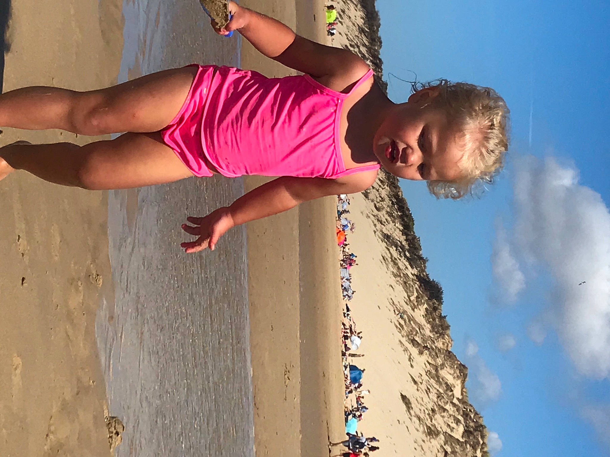 Maëva a rejoint le concours — aidez-le/la à gagner de superbes lots ! arm, child, fun, happy, leg, leisure, person