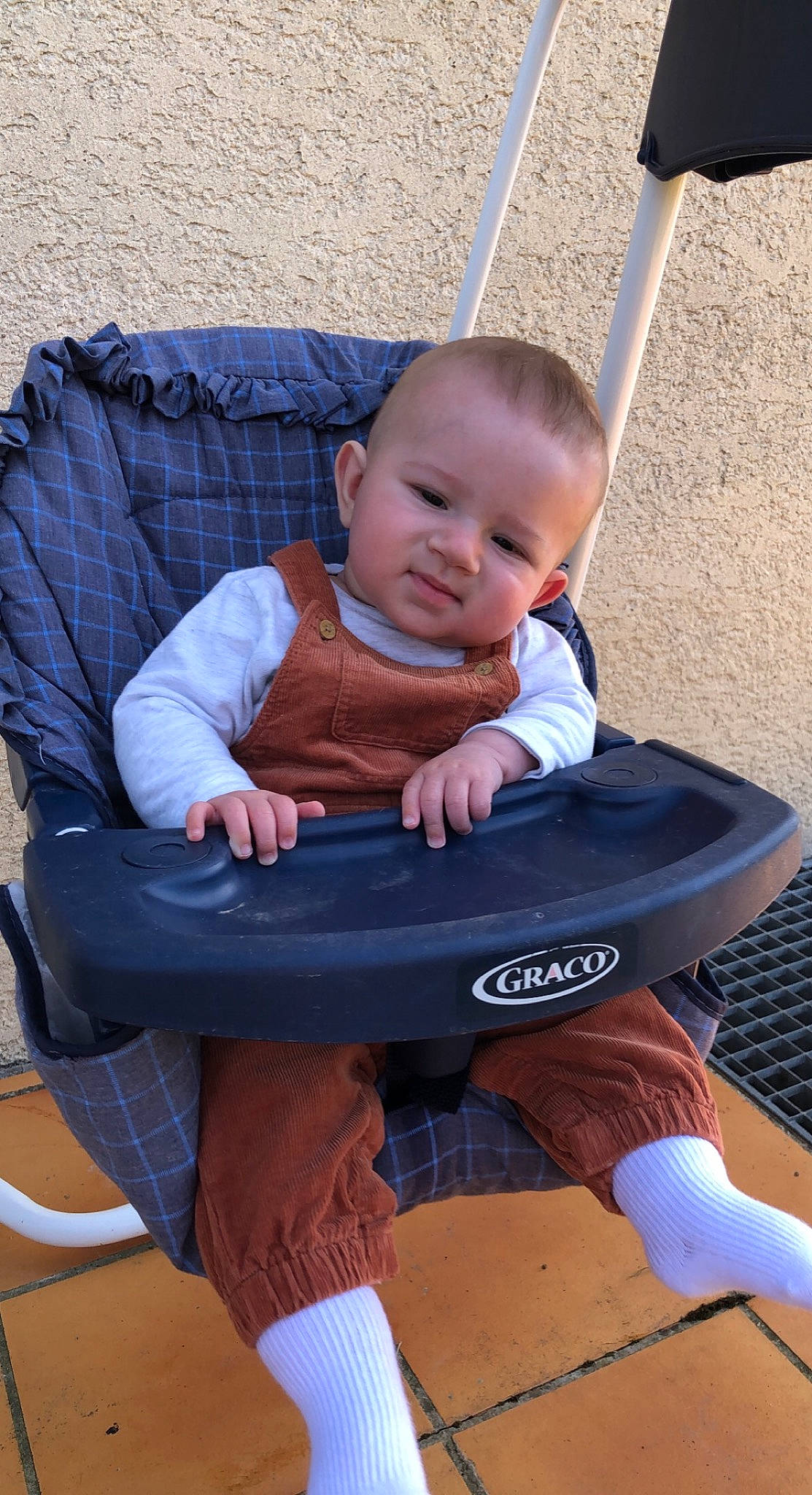 Swann participe au concours pour gagner de l'argent avec cette photo : baby, baby_carriage, baby_products, baby_toddler_clothing, chair, cheek, child, comfort, electric_blue, knee, lap, leg, leisure, person, product, sitting, smile, thigh, toddler, wheel