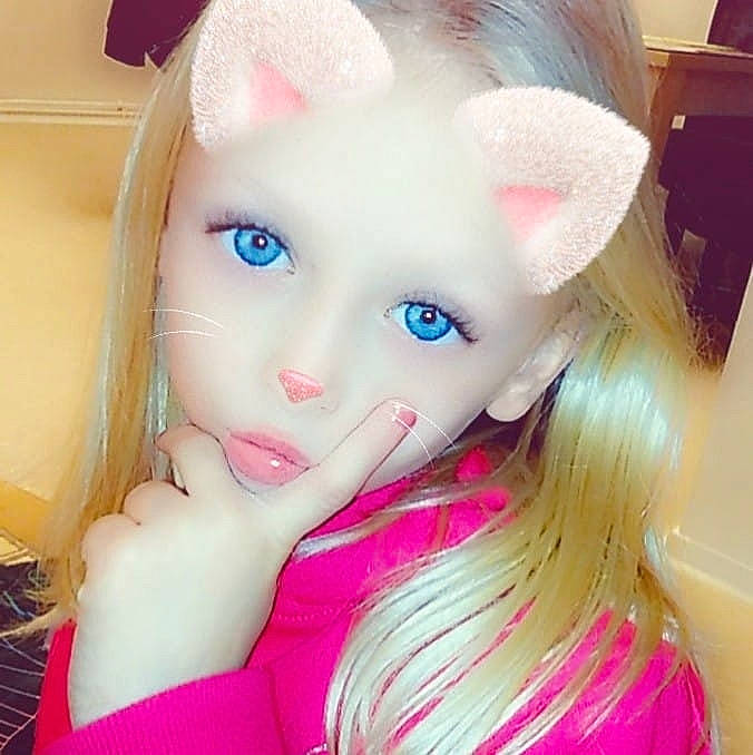 Shanelle a rejoint le concours — aidez-le/la à gagner de superbes lots ! barbie, brown_hair, cheek, doll, ear, eye, eyebrow, eyelash, face, girl, hair_coloring, head, human_hair_color, iris, lip, long_hair, mouth, person, pink, skin