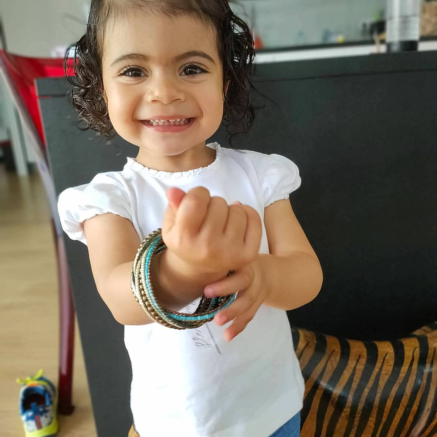 Yrina participe au concours pour gagner de l'argent avec cette photo : arm, baby_toddler_clothing, ball, child, elbow, fashion_accessory, finger, fun, gesture, happy, joint, joy, neck, person, skin, sleeve, smile, t_shirt, thumb, toddler