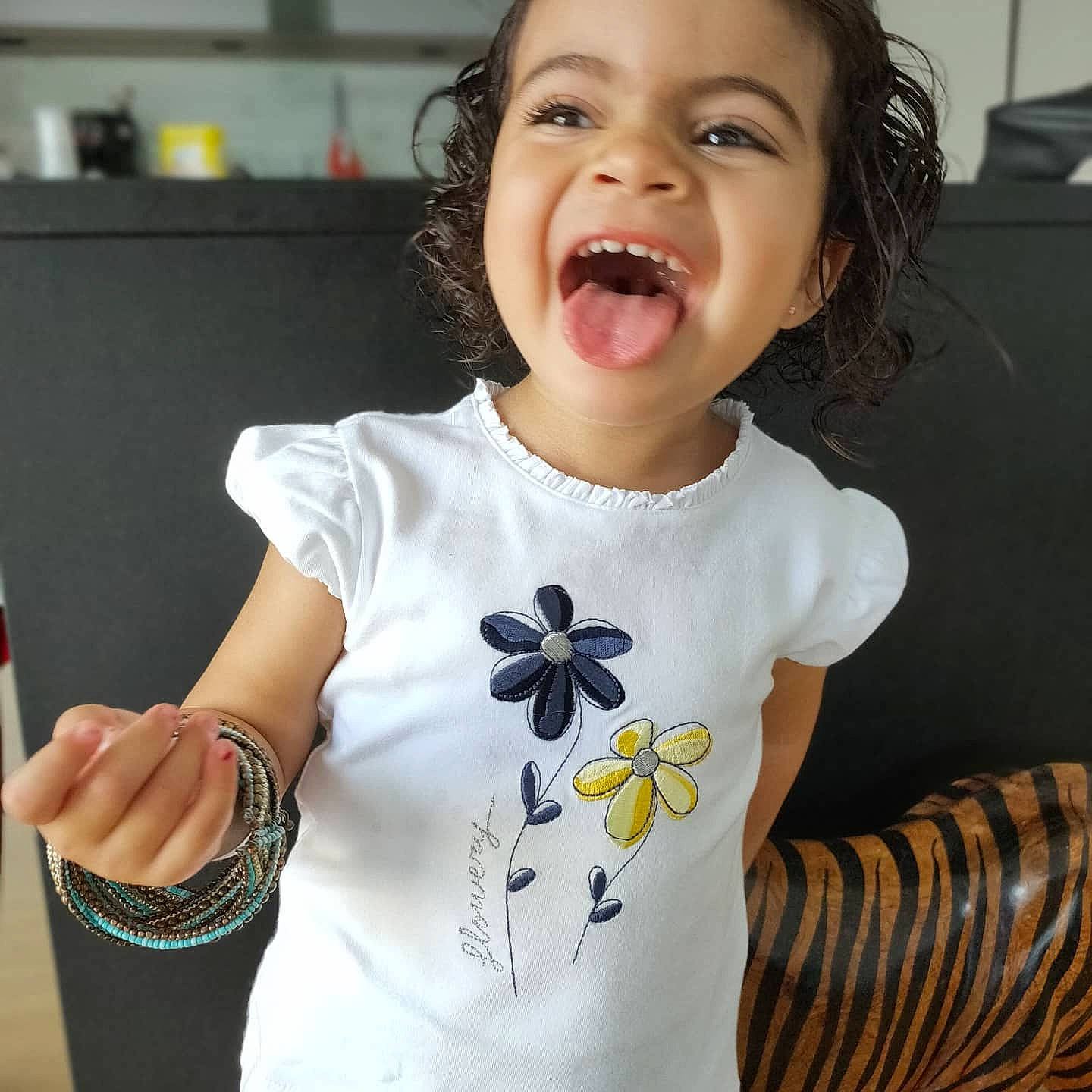 Yrina participe au concours pour gagner de l'argent avec cette photo : arm, baby_toddler_clothing, cool, ear, eyelash, finger, gesture, hand, happy, neck, nose, organ, pattern, person, shoulder, skin, sleeve, smile, t_shirt, toddler