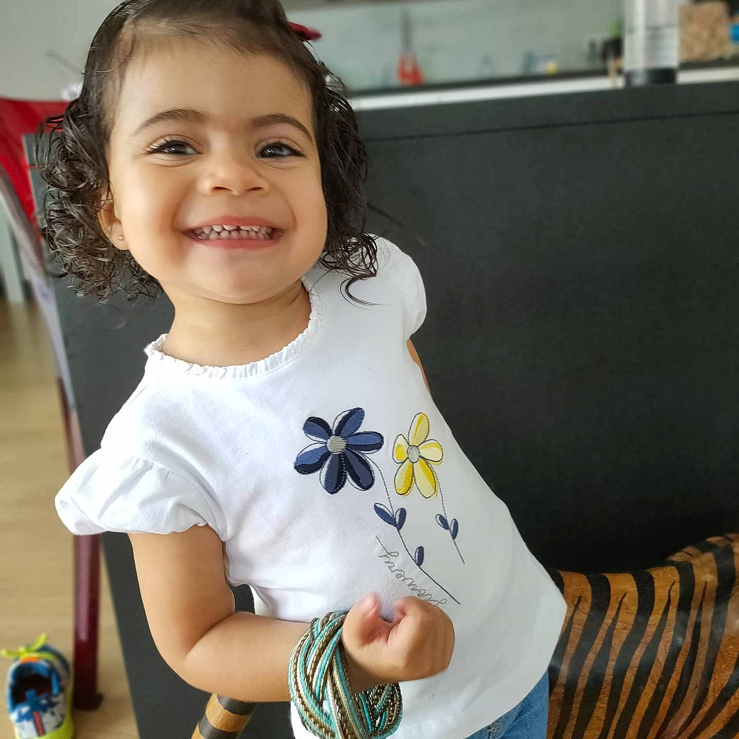 Yrina a rejoint le concours — aidez-le/la à gagner de superbes lots ! baby_playing_with_toys, baby_toddler_clothing, child, elbow, fun, gesture, happy, joy, nail, neck, necklace, pattern, person, play, room, skin, sleeve, smile, t_shirt, thumb