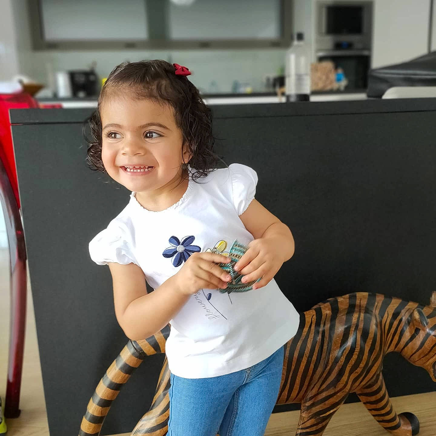 Yrina a rejoint le concours — aidez-le/la à gagner de superbes lots ! arm, elbow, eye, fun, happy, head, human_leg, joint, joy, knee, organ, person, shoulder, skin, sleeve, smile, snapshot, t_shirt, terrestrial_animal, thigh