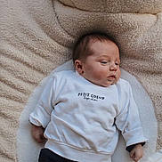 Victor a rejoint le concours — aidez-le/la à gagner de superbes lots ! baby, infant, newborn, face, teddy_bear, plush, blanket, onesie, clothing, pillow, head, hand, laying, nursery, soft_texture, portrait, cute, cozy, toy, indoor