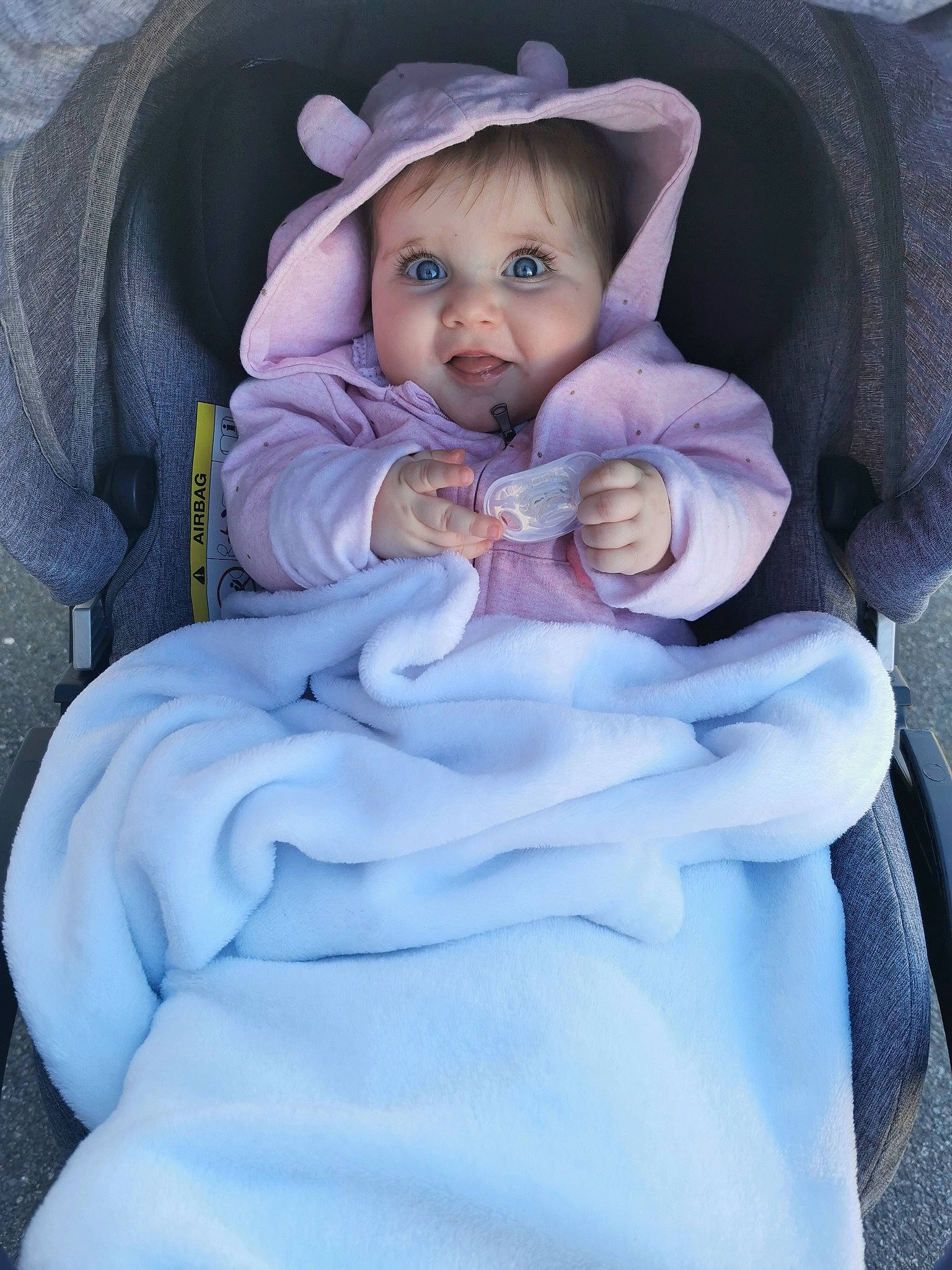 Paloma participe au concours pour gagner de l'argent avec cette photo : baby, baby_products, baby_toddler_clothing, chair, child, comfort, dress, electric_blue, eye, fashion_accessory, linens, outerwear, person, petal, portrait_photography, purple, sitting, sleeve, textile, toddler