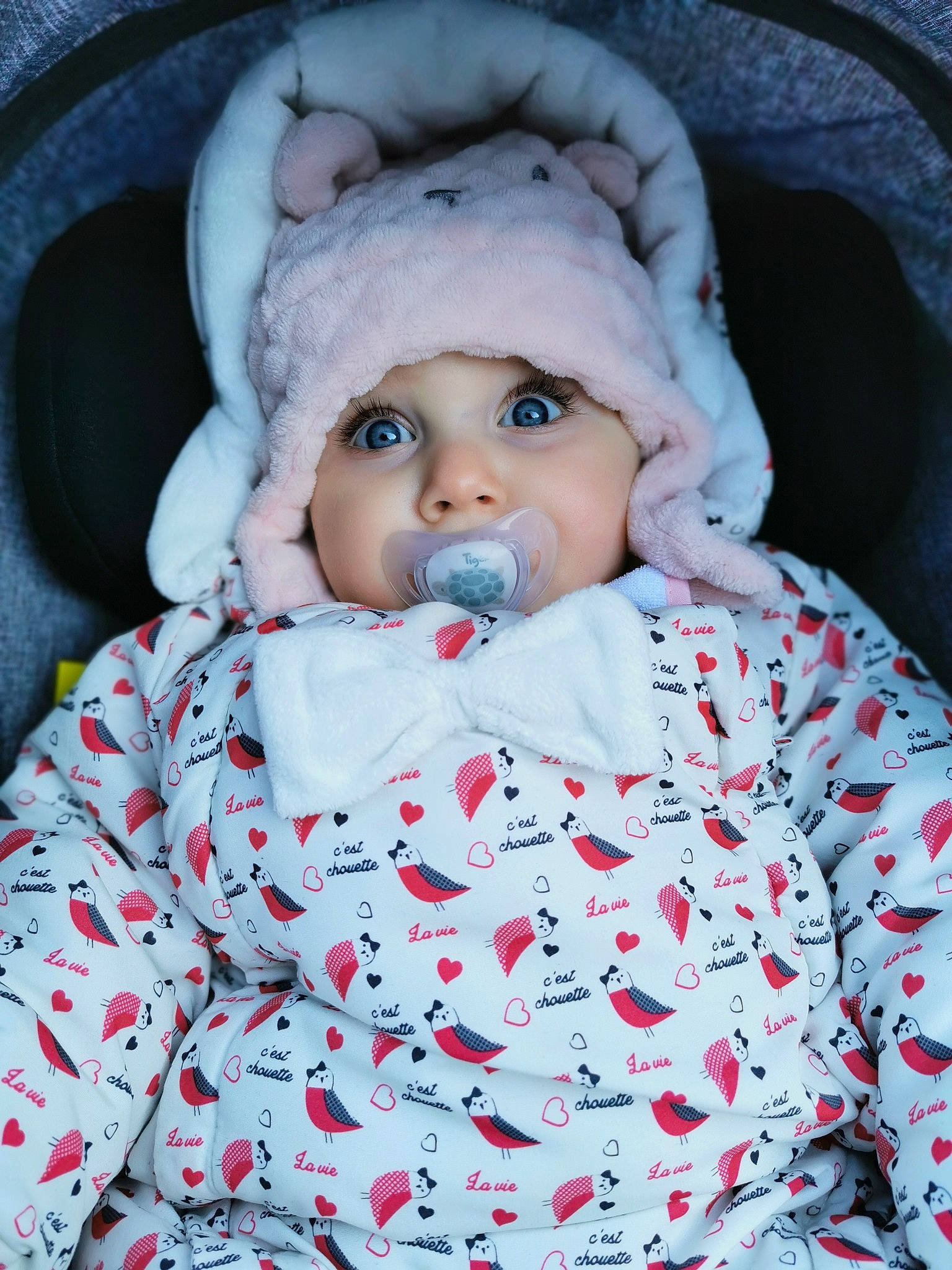 Paloma participe au concours pour gagner de l'argent avec cette photo : baby, baby_toddler_clothing, cheek, child, chin, clothing, comfort, eyelash, facial_expression, fun, headwear, linens, lip, mouth, nose, outerwear, person, skin, sleeve, textile