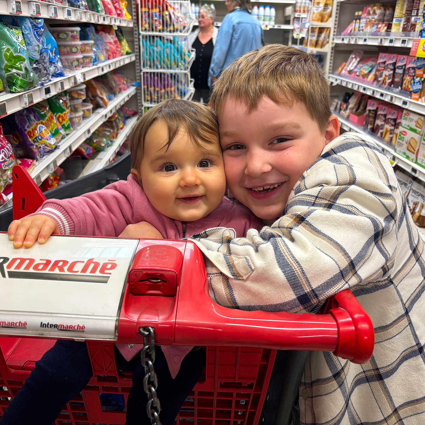 Esmée participe au concours pour gagner de l'argent avec cette photo : adult, boy, candy, child, face, female, food, grocerystore, head, indoors, male, market, person, photography, portrait, shelf, shop, shopping, sweets, woman