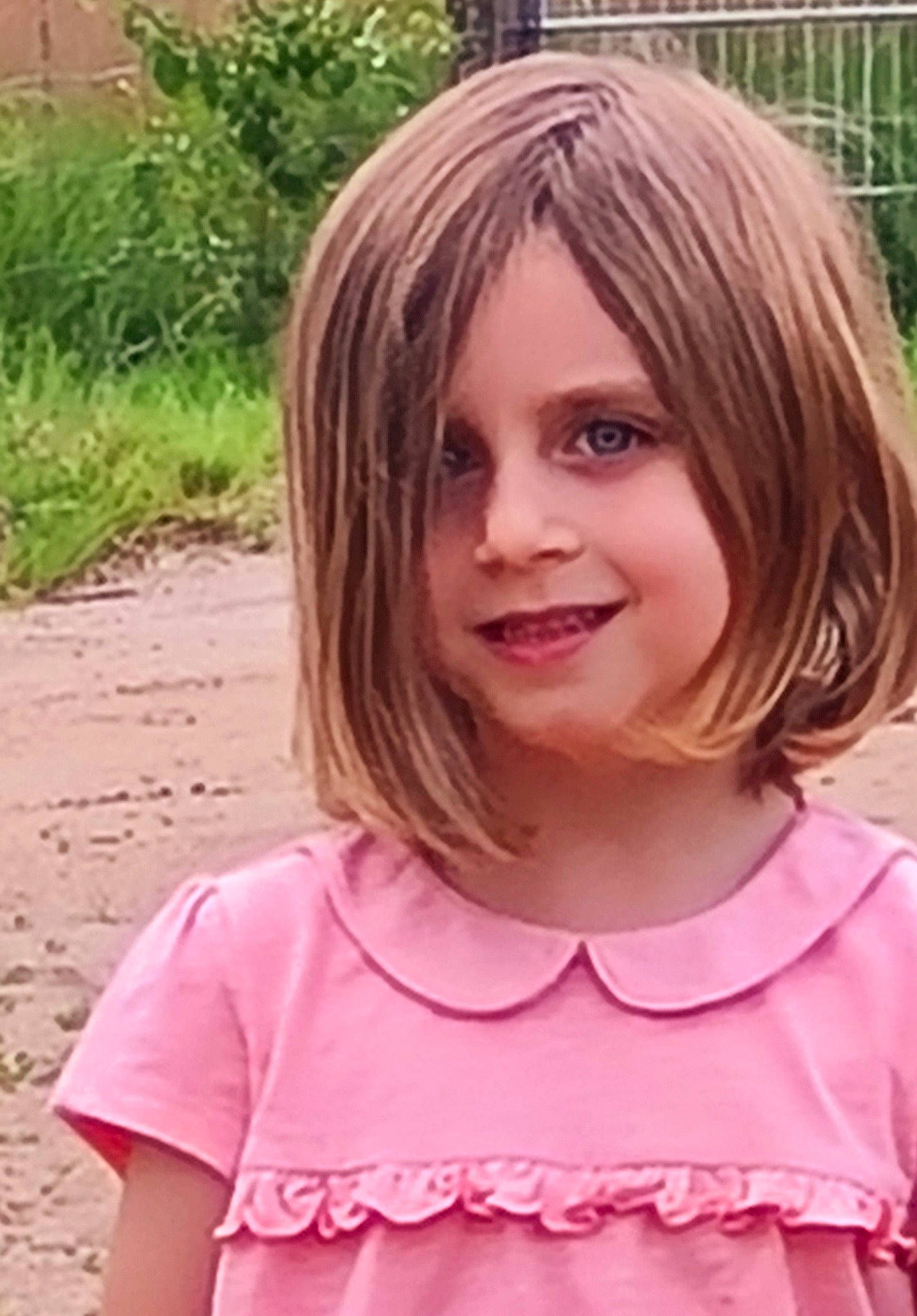 Abygaël participe au concours pour gagner de l'argent avec cette photo : bangs, chin, eyebrow, eyelash, face, grass, happy, iris, jaw, joy, layered_hair, lip, neck, nose, person, pink, plant, shoulder, skin, sleeve