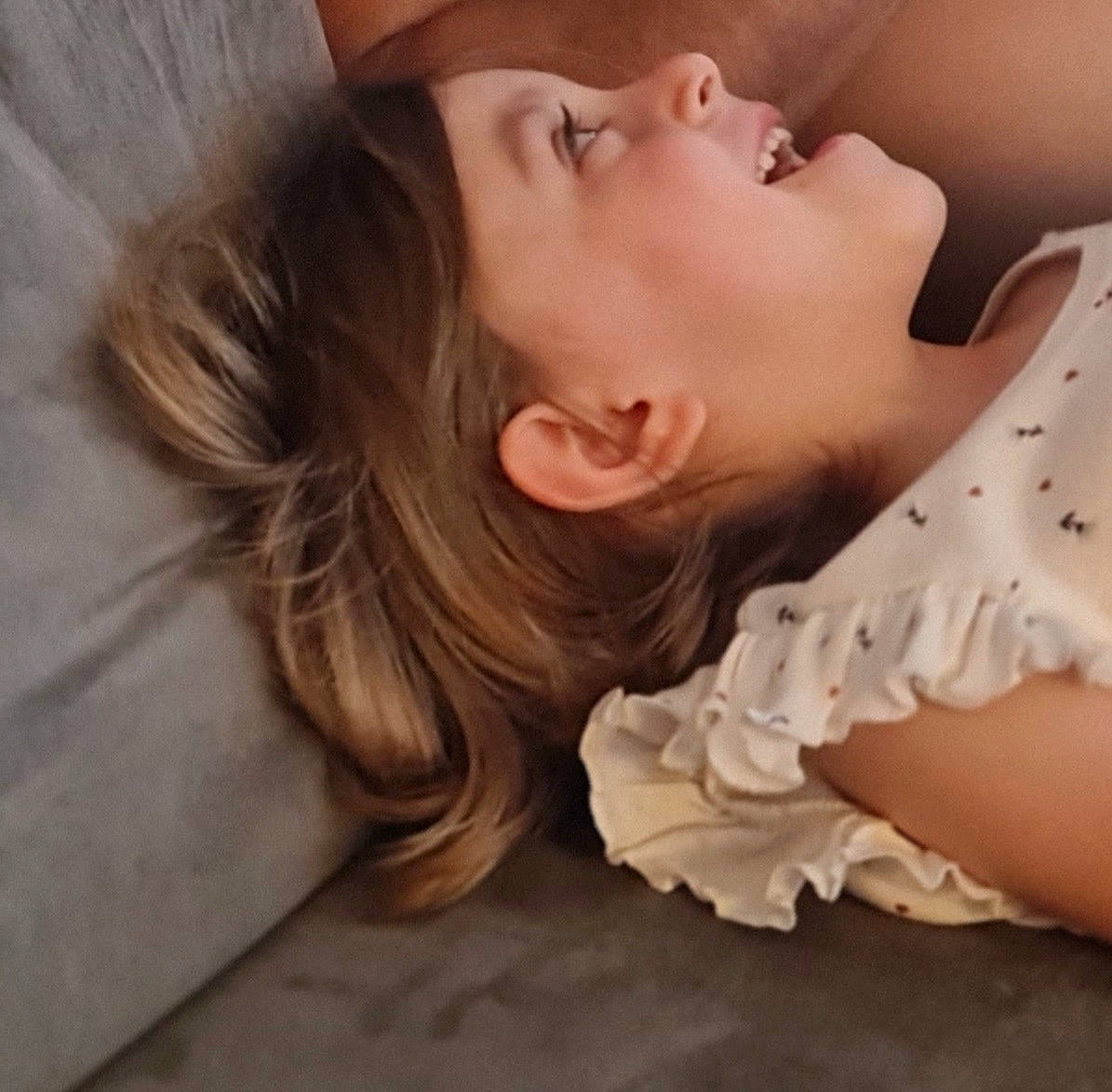 Abygaël a rejoint le concours — aidez-le/la à gagner de superbes lots ! arm, black_hair, bridal_accessory, comfort, eye, eyebrow, eyelash, face, flash_photography, gesture, hair, hand, happy, hat, head, headgear, human_body, lip, neck, person