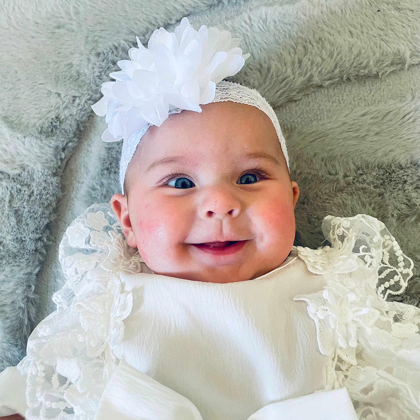 Livine participe au concours pour gagner de l'argent avec cette photo : baby, cheeks, child, closeup, cute, face, flower, happy, head, headband, indoors, infant, lace, lying_down, portrait, skin, smiling, soft_blanket, toddler, white_clothing