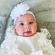 Livine a rejoint le concours — aidez-le/la à gagner de superbes lots ! baby, infant, face, blue_eyes, headband, flower, white_clothing, lace, soft_blanket, gray_blanket, cute, chubby_cheeks, portrait, lying_down, closeup, child, adorable, person, young, smiling