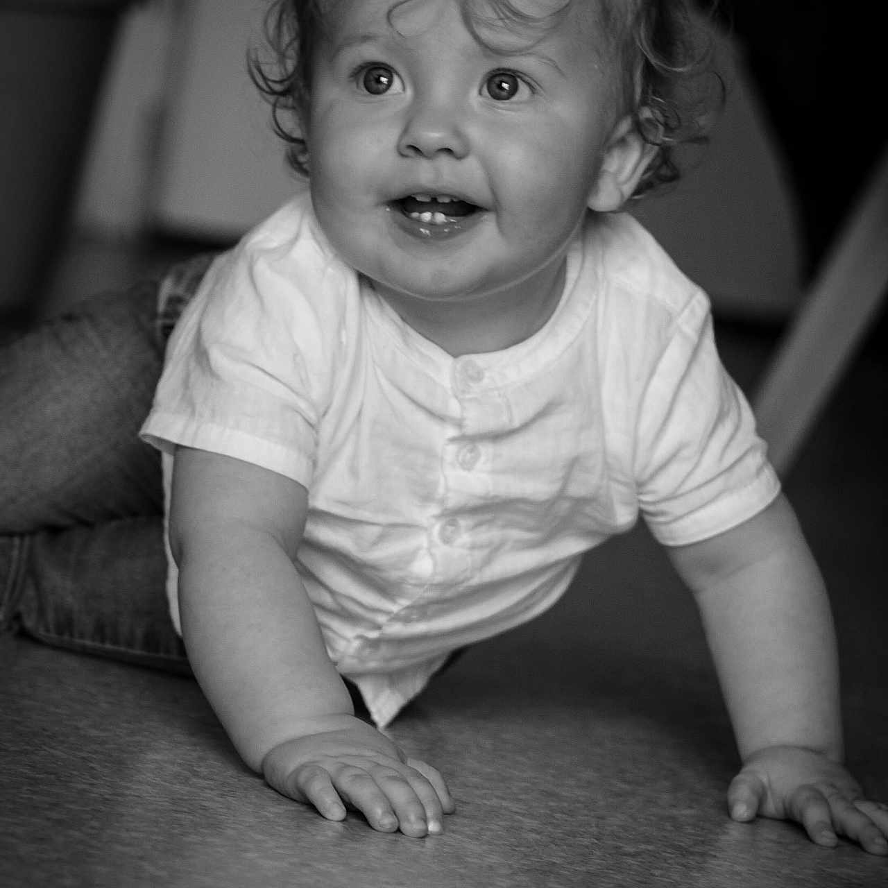 Timéo participe au concours pour gagner de l'argent avec cette photo : arm, baby, babycrawling, bodypart, clothing, crawling, face, finger, hand, happy, head, mouth, person, photography, portrait, sitting, smile, t_shirt, teeth, toe