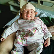 Mya a rejoint le concours — aidez-le/la à gagner de superbes lots ! baby, bed, blanket, comfort, cute, elephant_patch, hand, hat, holding, indoor, infant, newborn, pajamas, person, pink, portrait, resting, sleeping, smiling, white