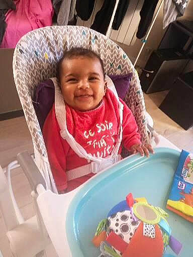 Lya participe au concours pour gagner de l'argent avec cette photo : baby, baby_products, baby_toddler_clothing, chair, child, comfort, comfort_food, event, eye, finger, fun, happy, joy, mouth, person, sharing, sitting, skin, smile, t_shirt