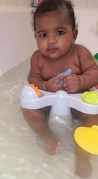 Lya a rejoint le concours — aidez-le/la à gagner de superbes lots ! baby, baby_bathing, baby_playing_with_toys, baby_toddler_clothing, bathing, cheek, chest, child, drinkware, face, happy, head, human_body, nail, nose, person, skin, stomach, thumb, toddler