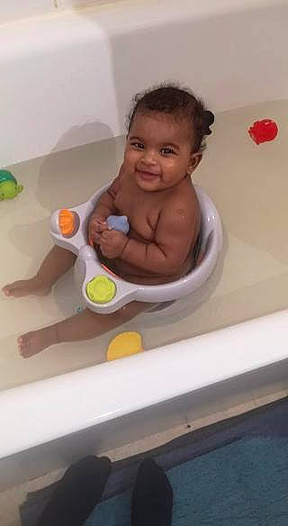 Lya a rejoint le concours — aidez-le/la à gagner de superbes lots ! baby, baby_bathing, baby_playing_with_toys, baby_products, bath_toy, bathing, bathroom, bathtub, chest, fluid, fun, hat, joy, leisure, person, personal_care, plumbing, plumbing_fixture, product, smile