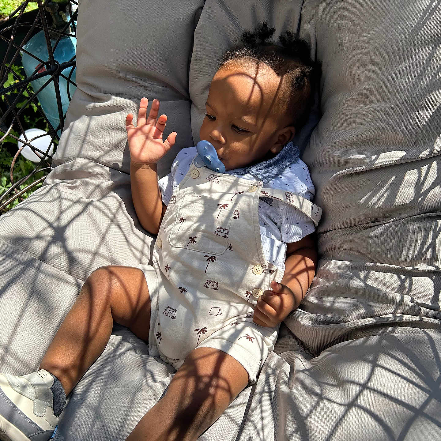 Djanhaël a rejoint le concours — aidez-le/la à gagner de superbes lots ! baby, child, comfort, cushion, face, footwear, hand, infant, legs, nature, outdoor, pacifier, pattern, relaxing, romper, shadows, socks, summer, sunlight, wicker_chair