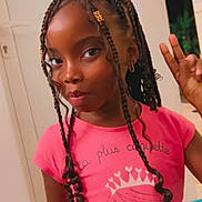 Jhaëlys a rejoint le concours — aidez-le/la à gagner de superbes lots ! accessories, background, braided_hair, casual_clothing, child, cute, earrings, expression, fashion, girl, hairstyle, home, indoor, peace_sign, person, pink_shirt, portrait, smile, standing, young