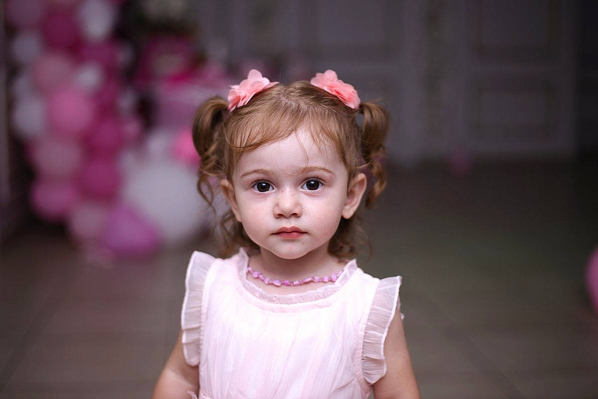 Annie a rejoint le concours — aidez-le/la à gagner de superbes lots ! baby, baby_toddler_clothing, cheek, dress, embellishment, event, fashion_accessory, flash_photography, flower, fun, happy, headpiece, iris, magenta, person, petal, pink, plant, purple, smile