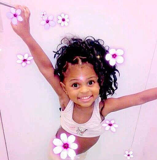 Kenaya a rejoint le concours — aidez-le/la à gagner de superbes lots ! beauty, black_hair, brown_hair, child, child_model, costume, eyelash, fashion_accessory, hair, hair_accessory, hairstyle, happy, human, joy, lace_wig, long_hair, person, petal, pink, smile