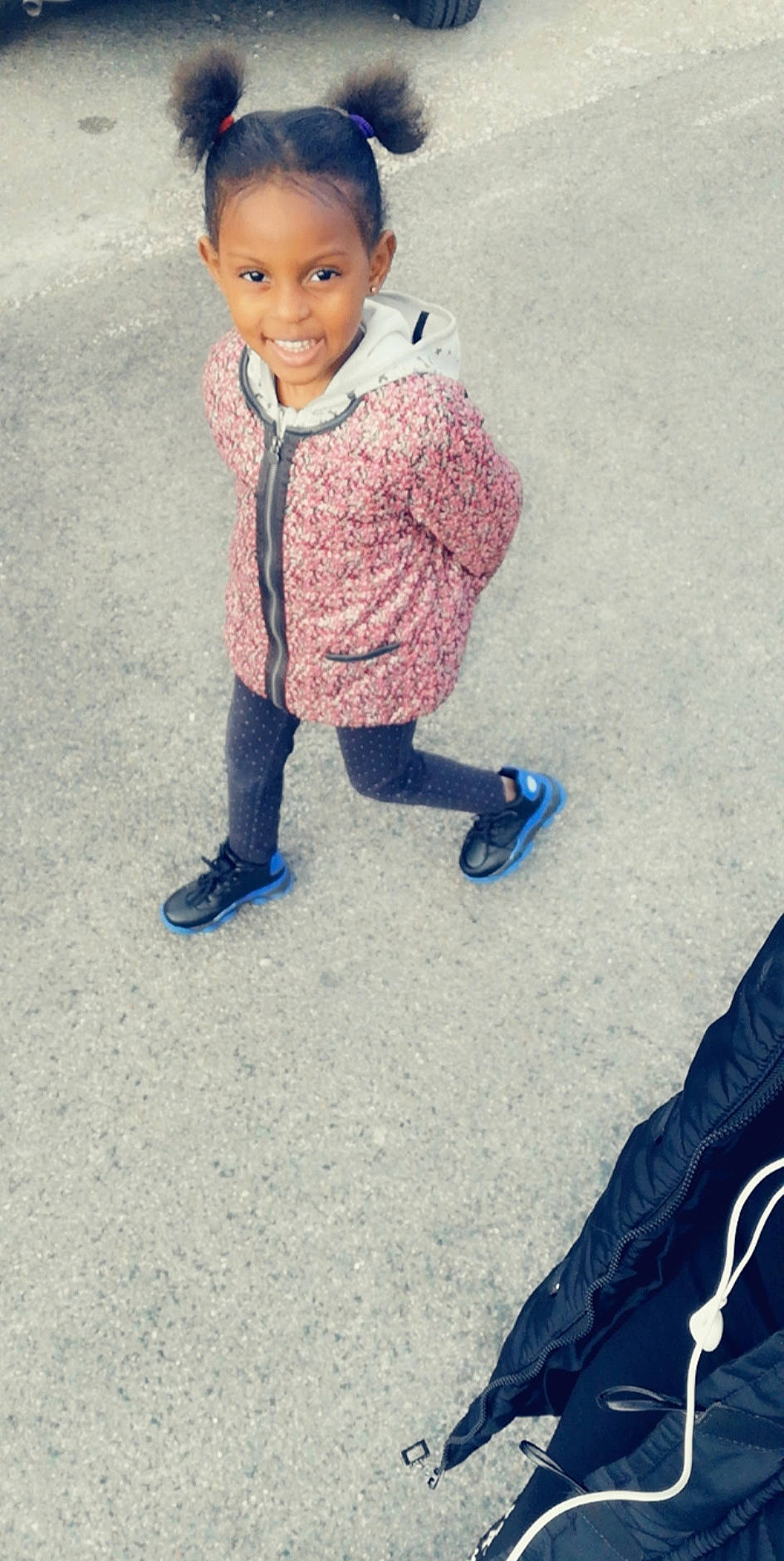 Kenaya a rejoint le concours — aidez-le/la à gagner de superbes lots ! baby, child, footwear, jeans, joy, outerwear, person, play, shoe, sitting, smile, standing, toddler